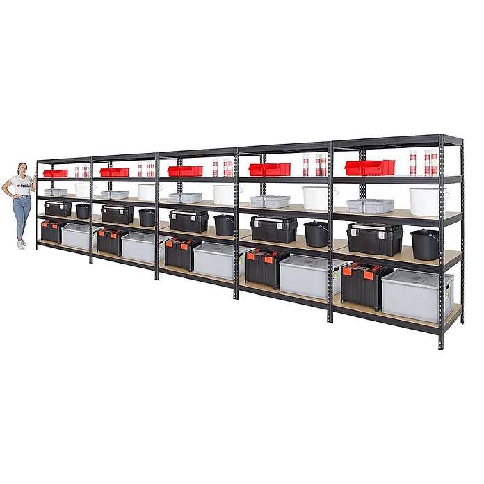 Mega Deal | 5x Schwerlastregal Rivet | HxBxT 180x120x60 cm | Fachlast 250kg | Schwarz -  - Langes schwarzes Metallregal mit Holzregalböden, gefüllt mit Boxen. Eine Frau steht daneben zur Größenangabe.