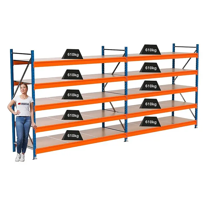 PROREGAL Industrie Weitspannregal Lagerregal MAXIMUS PRO Komplettregal: 2 Felder HxBxT 200x450x80cm 5 Ebenen, Spanplatten-Fachboden, Fachlast 610 kg Blau/Orange -  - Robustes, blau-orangefarbenes Schwerlastregal mit 610kg Gewichten auf jeder Ebene, mit einer Person als Größenvergleich.