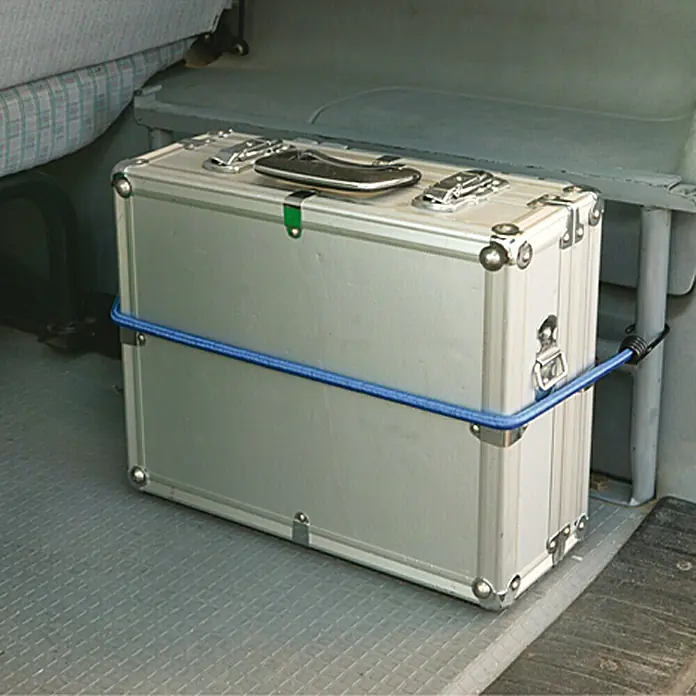 UniTEC Gepäckspanner - Länge: 80 cm, 2 Haken - Eine silberfarbene Aluminiumbox, die mit einem blauen Gummiseil an einem Autositz befestigt ist, um sie zu sichern.
