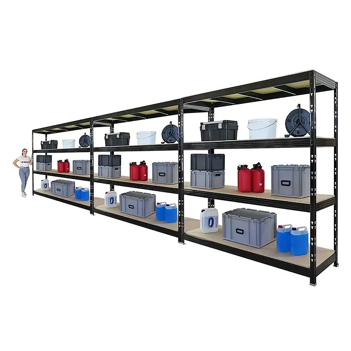 Mega Deal | 3x Profi Schwerlastregal Rhino | HxBxT 200x200x60cm | 4 Spanplatten-Ebenen 16mm | Fachlast 500kg | Schwarz -  - Langes schwarzes Metallregal mit Holzböden, gefüllt mit Lagerboxen und Behältern. Eine Frau steht daneben als Größenvergleich.