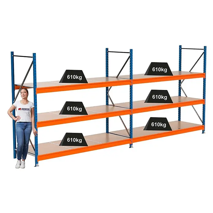 PROREGAL Industrie Weitspannregal Lagerregal MAXIMUS PRO Komplettregal: 2 Felder HxBxT 200x450x80cm 3 Ebenen, Spanplatten-Fachboden, Fachlast 610 kg Blau/Orange -  - Blau-orange Schwerlastregal mit sechs Böden, jeder mit 610kg Gewichten beladen, mit Frau zum Größenvergleich.