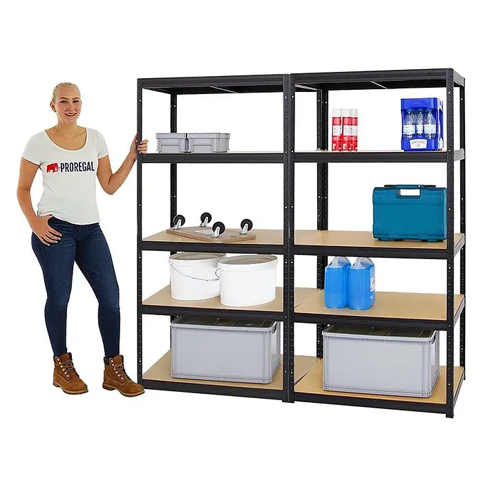 Mega Deal | 2x Schwerlastregal Slim Elephant M | HxBxT 180x90x60 cm | 5 Ebenen | Fachlast 350 kg | Schwarz -  - Großes schwarzes Metallregal mit Holzböden, gefüllt mit Gegenständen, eine Frau daneben zur Größenangabe.