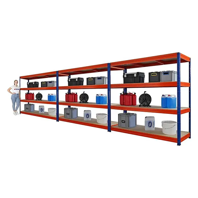 Mega Deal | 3x Schwerlastregal DINO | HxBxT 180x200x60cm | 4 Spanplatten-Ebenen 16mm | Fachlast 500kg | Blau/Orange -  - Langes, mehrstufiges Schwerlastregal mit orangen Trägern, blauen Stützen und Holzablagen, bestückt mit verschiedenen Behältern. Eine Person daneben zur Größenangabe.