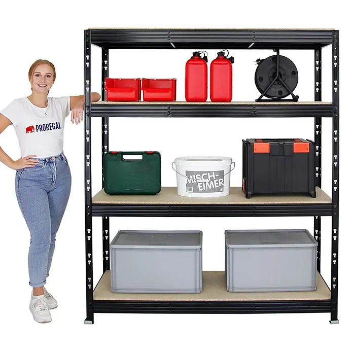 Mega Deal | 5x Profi Schwerlastregal Rhino | HxBxT 180x160x60cm | 4 Spanplatten-Ebenen 16mm | Fachlast 500kg | Schwarz -  - Schwarzes Metallregal mit Holzregalböden, bestückt mit verschiedenen Aufbewahrungsgegenständen, gezeigt mit einer Frau zur Größenreferenz.