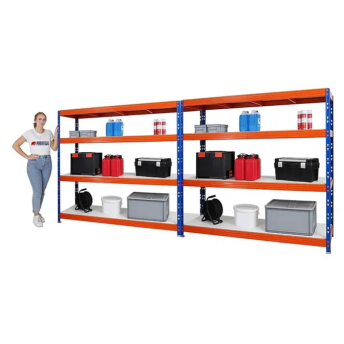 MegaDeal 2xProfi Schwerlastregal Rhino 180x200x60 4 Böden 500kg Blau-Orange -  - Hohes Industrieregal mit orangefarbenen Trägern und blauen Pfosten, gefüllt mit verschiedenen Gegenständen. Eine Frau steht daneben zur Größenreferenz.