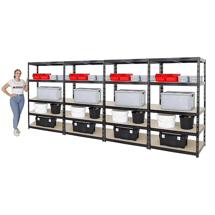Set Deal 4x Schwerlastregal Tiger 180x100x60cm Fachlast 265kg Schwarz -  - Vier schwarze Metallregale mit hellen Holzablagen, gefüllt mit Lagerbehältern. Eine Person steht zum Größenvergleich daneben.