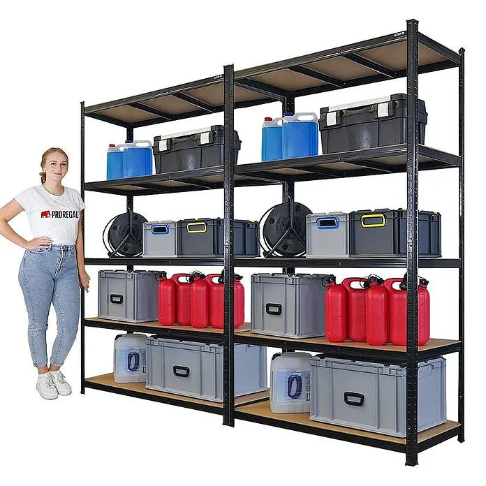 Mega Deal | 2x Schwerlastregal Giant Ragnar | HxBxT 200x120x50cm | 5 MDF-Platten-Ebenen | Fachlast 175kg | Schwarz -  - Schwarzes PROREGAL Metallregal mit mehreren Böden, beladen mit Aufbewahrungsboxen und Behältern. Eine Frau steht daneben zur Größenangabe.
