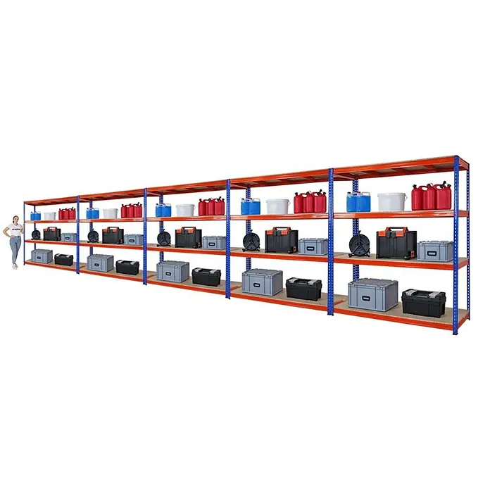Mega Deal | 5x Profi Schwerlastregal BISON | HxBxT 200x180x60cm | 4 Fachböden | Fachlast 600kg | Blau-Orange -  - Langes blau-oranges Metallregal mit Holzbrettern, gefüllt mit Behältern. Eine Person steht daneben zum Größenvergleich.