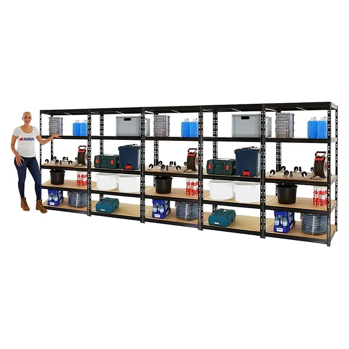 Mega Deal | 5x Schwerlastregal Tiger | HxBxT 180x90x60 cm |  Fachlast 265kg | Schwarz -  - Langes schwarzes Metallregal mit Holzböden, gefüllt mit Gegenständen. Eine Frau steht daneben als Größenvergleich.