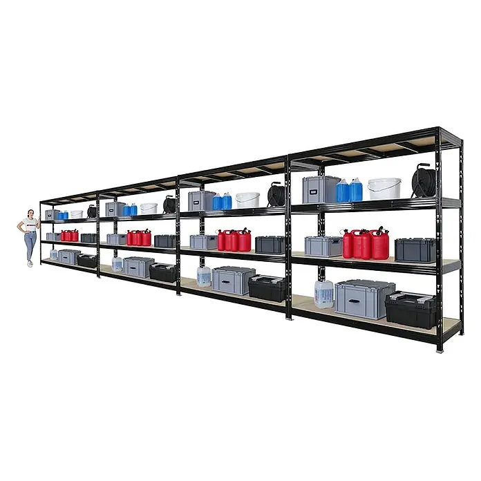 Mega Deal | 4x Profi Schwerlastregal Rhino | HxBxT 200x200x60cm | 4 Spanplatten-Ebenen 8mm | Fachlast 500kg | Schwarz -  - Langes, modulares schwarzes Metallregal mit vier Ebenen, gefüllt mit verschiedenen Aufbewahrungsbehältern und einer Frau als Größenvergleich.