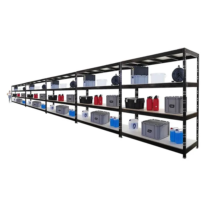 Mega Deal | 5x Profi Schwerlastregal Rhino | HxBxT 200x200x60cm | 4 Melamin-Ebenen 16mm | Fachlast 500kg | Schwarz -  - Langes schwarzes Metallregal mit hellen Holzablagen, gefüllt mit Lagerboxen und Behältern. Eine Person daneben zur Größenreferenz.