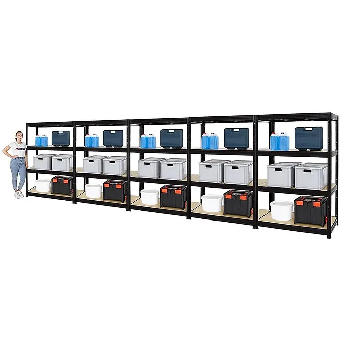Mega Deal | 5x Schwerlastregal DINO | HxBxT 180x120x60cm | 4 MDF-Platten-Ebenen 6,5 mm | Fachlast 600kg | Schwarz -  - Langes schwarzes Metallregal mit Holzbrettern, gefüllt mit Lagerboxen. Eine Person steht daneben zur Größenreferenz.
