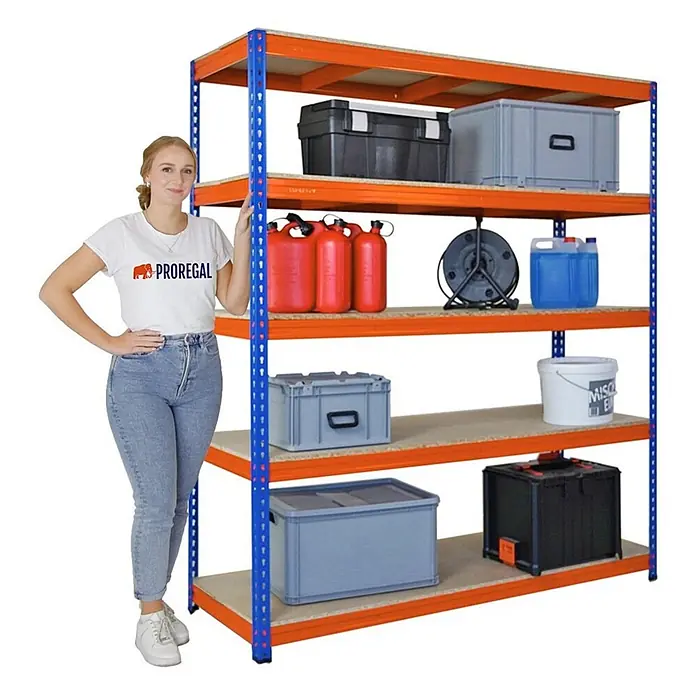 Profi Schwerlastregal BISON | HxBxT 200x180x60cm | 5 Spanplatten-Ebenen 15mm | Fachlast 600kg | Blau-Orange -  - Ein orange-blaues Schwerlastregal, mit einer Frau zur Größenreferenz, gefüllt mit diversen Aufbewahrungsboxen.