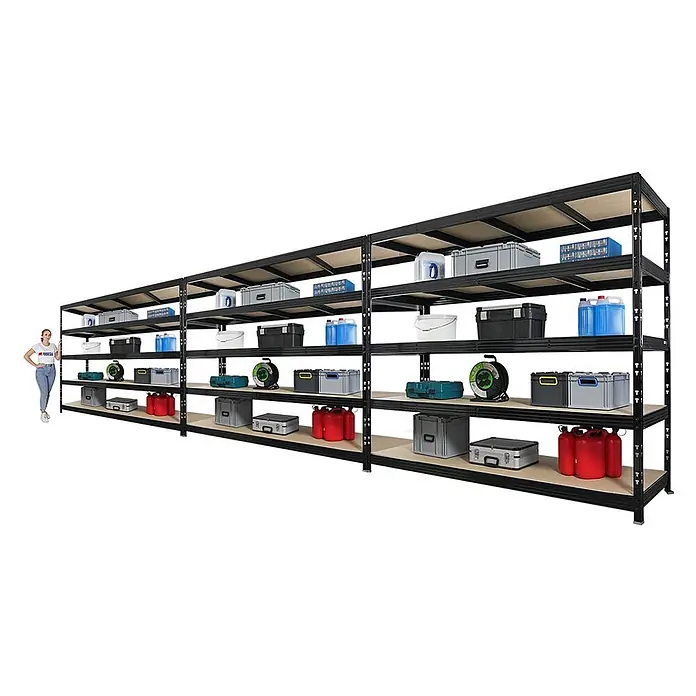 Mega Deal | 3x Profi Schwerlastregal Rhino | HxBxT 200x240x70cm | 5 Spanplatten-Ebenen 8mm | Fachlast 450kg | Schwarz -  - Langes schwarzes Metallregal mit Holzbrettern, gefüllt mit diversen Lagerbehältern und einer Person zur Größenangabe.