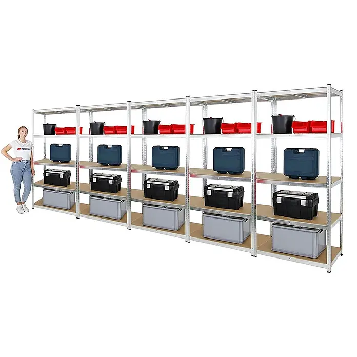 Mega Deal | 5x Schwerlastregal Giant Ragnar | HxBxT 200x100x50cm | 5 MDF-Platten-Ebenen | Fachlast 175kg | Verzinkt -  - Großes silbernes Metallregal mit mehreren Holzböden, gefüllt mit diversen Aufbewahrungsboxen. Eine Person steht daneben zum Größenvergleich.