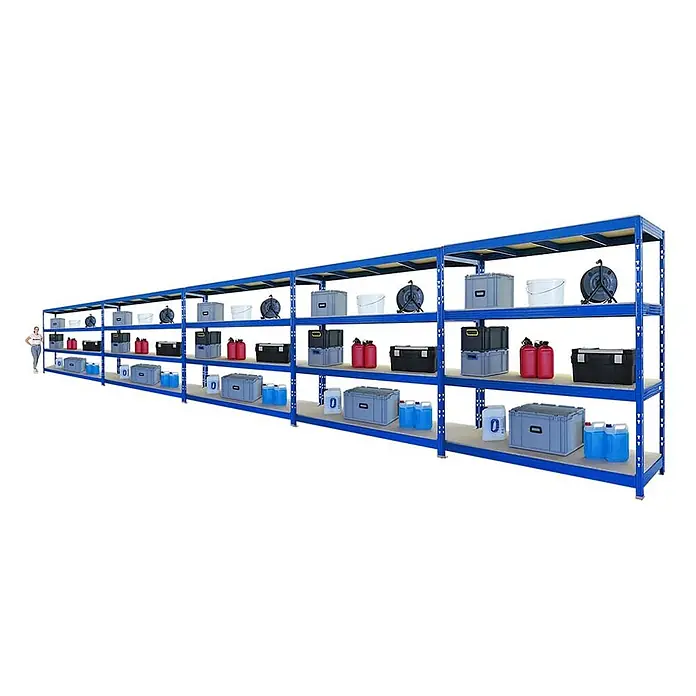 Mega Deal | 5x Profi Schwerlastregal Rhino | HxBxT 200x200x60cm | 4 Spanplatten-Ebenen 16mm | Fachlast 500kg | Blau -  - Lange blaue Metallregale mit mehreren Ebenen, gefüllt mit Lagerbehältern, eine Person zum Größenvergleich.