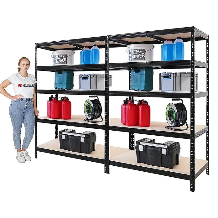 Mega Deal | 2x Schwerlastregal Tiger | HxBxT 180x120x60cm | Fachlast 265kg | Schwarz -  - Großes schwarzes Metallregal mit Holzregalböden, bestückt. Eine Frau steht daneben zur Größenangabe.