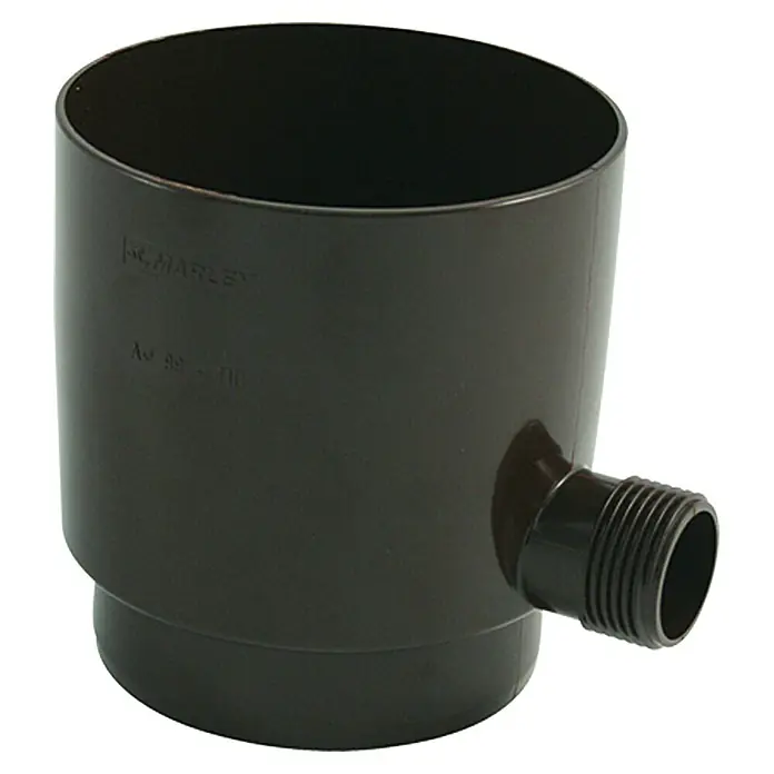 Marley Regensammler - Nennweite: 105 mm, Braun - Detailaufnahme eines braunen Marley Fallrohr-Ablaufs, der für die Installation an Regenrinnen und Abwasserleitungen verwendet wird.