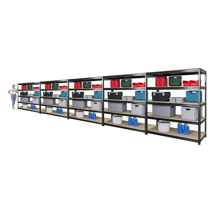 Mega Deal | 5x Profi Schwerlastregal BISON | HxBxT 200x180x60cm | 5 Fachböden | Fachlast 600kg | Schwarz -  - Mehrere große schwarze Metallregale mit Holzablagen, gefüllt mit verschiedenen Behältern. Eine Frau steht daneben als Größenvergleich.