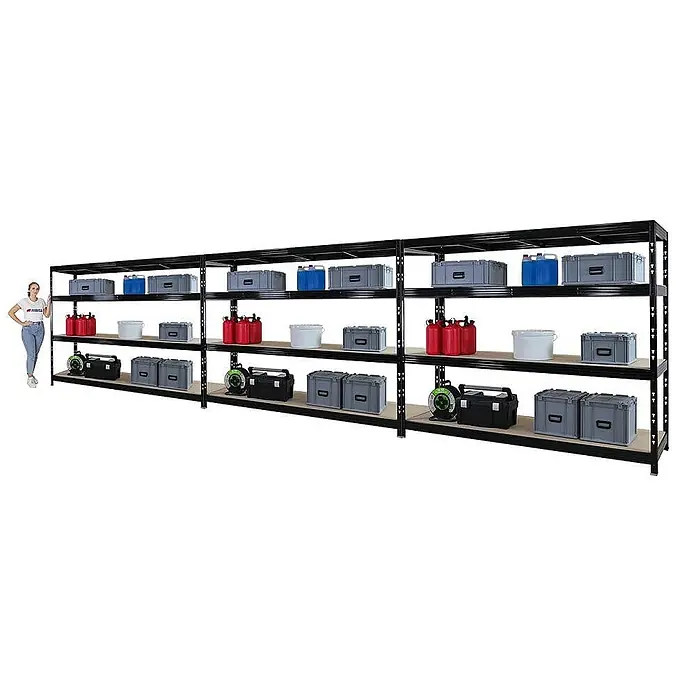 Mega Deal | 3x Profi Schwerlastregal Rhino | HxBxT 180x240x60cm | 4 Spanplatten-Ebenen 8mm | Fachlast 450kg | Schwarz -  - Langes schwarzes Metallregal mit Holzbrettern, gefüllt mit Lagerboxen und Werkzeugen. Eine Frau steht daneben zur Größenreferenz.
