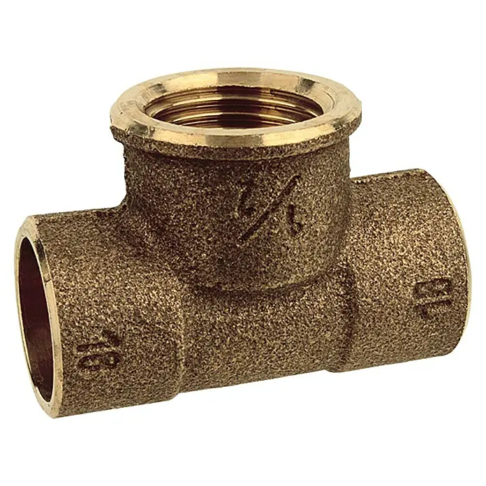 T-Stück 4130g - Durchmesser: 22 mm, Innengewinde: ½″, Metall - Nahaufnahme eines Messing-T-Stücks für Sanitärinstallationen, das Details und Gewinde zeigt.