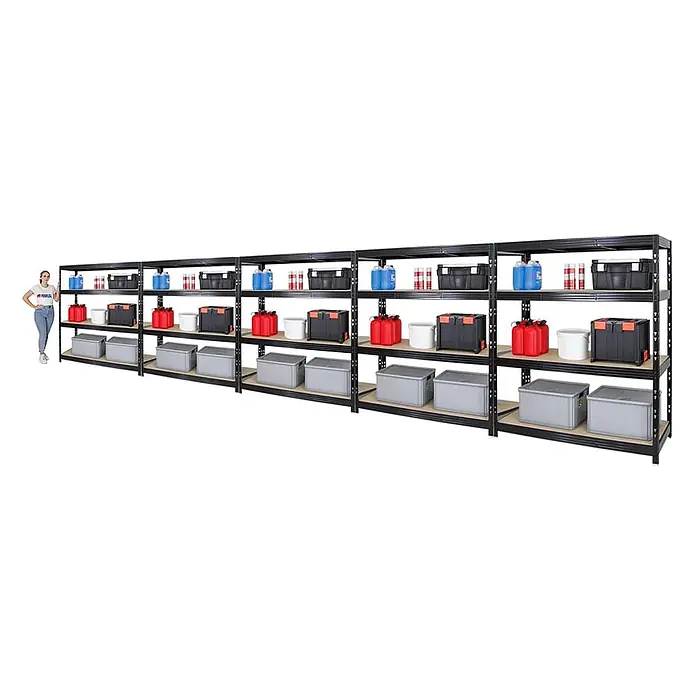 Set Deal 5x Profi Schwerlastregal Rhino 180x160x60cm 4 Böden 500kg Schwarz -  - Langes, modulares schwarzes Regal mit Holzregalböden, gefüllt mit verschiedenen Aufbewahrungsboxen und Behältern. Eine Frau steht daneben zum Größenvergleich.