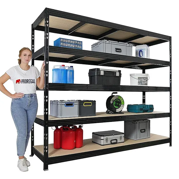 Mega Deal | 2x Profi Schwerlastregal Rhino | HxBxT 200x240x70cm | 5 Spanplatten-Ebenen 8mm | Fachlast 450kg | Schwarz -  - Hohes schwarzes Metallregal mit fünf Holzablagen, gefüllt. Frau daneben zeigt Größe.