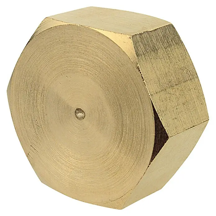 Kappe - ½″, Messing, Blank - Nahaufnahme eines goldenen Sechskantstopfens, der ein hochwertiges Messingprodukt für verschiedene Anwendungen darstellt.