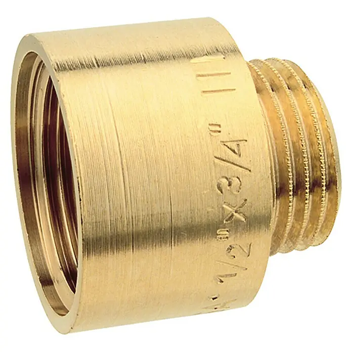 Reduzierverlängerung - Außengewinde: ½″, Innengewinde: ¾″, Messing - Nahaufnahme eines goldenen Messing-Rohrverbindungsstücks, das zum Verbinden von Rohren verwendet wird, mit Gewinde.