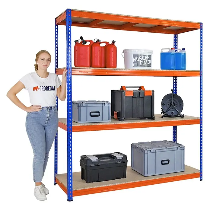 Profi Schwerlastregal BISON | HxBxT 200x180x60cm | 4 Spanplatten-Ebenen 15mm | Fachlast 600kg | Blau-Orange -  - Frau neben orange-blauem Schwerlastregal, gefüllt mit diversen Lagerbehältern, die seine Größe zeigt.