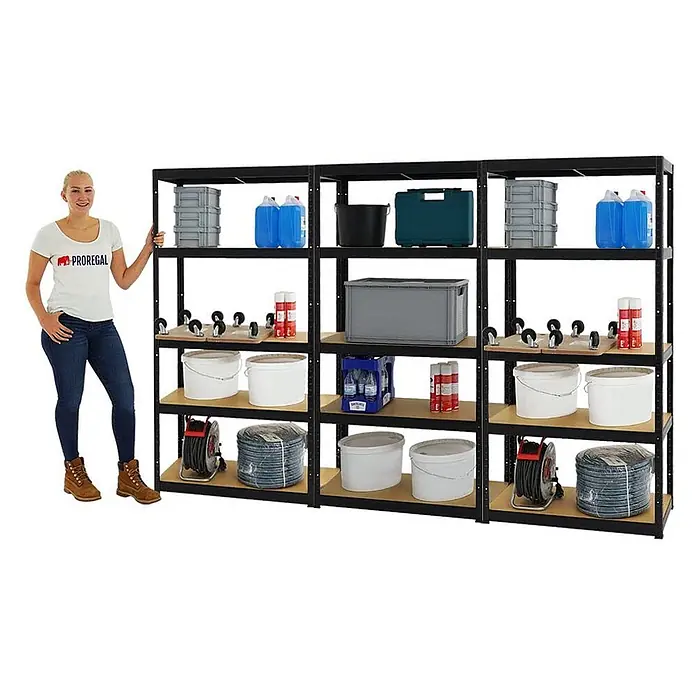 Mega Deal | 3x Schwerlastregal Slim Elephant S | HxBxT 180x90x45 cm | 5 Ebenen | Fachlast 350 kg | Schwarz -  - Schwarzes Metallregal mit Holzregalböden, bestückt mit Artikeln, daneben steht eine Frau zur Größenreferenz.