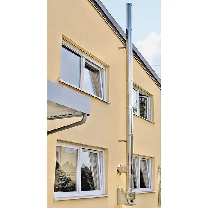 Edelstahl-Außenkamin - Durchmesser: 180 mm, Gesamtlänge: 4,8 m, Edelstahl - Edelstahl-Außenkamin, der an der gelben Fassade eines Hauses befestigt ist und für eine sichere und effiziente Ableitung von Rauchgasen sorgt.