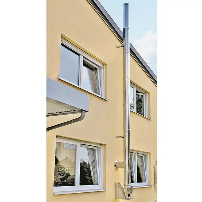 Edelstahl-Außenkamin - Durchmesser: 150 mm, Gesamtlänge: 4,8 m, Edelstahl - Edelstahl-Außenkamin, der an der gelben Fassade eines Hauses befestigt ist und für eine sichere und effiziente Ableitung von Rauchgasen sorgt.