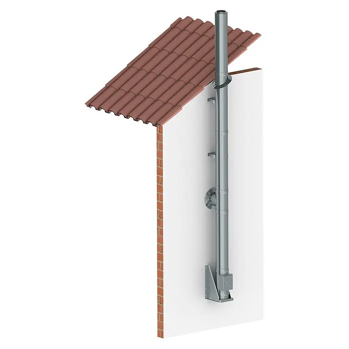Edelstahl-Außenkamin - Durchmesser: 150 mm, Gesamtlänge: 4,8 m, Edelstahl - Edelstahl-Außenabgassystem an einer weißen Wand neben einem Ziegeldach befestigt.