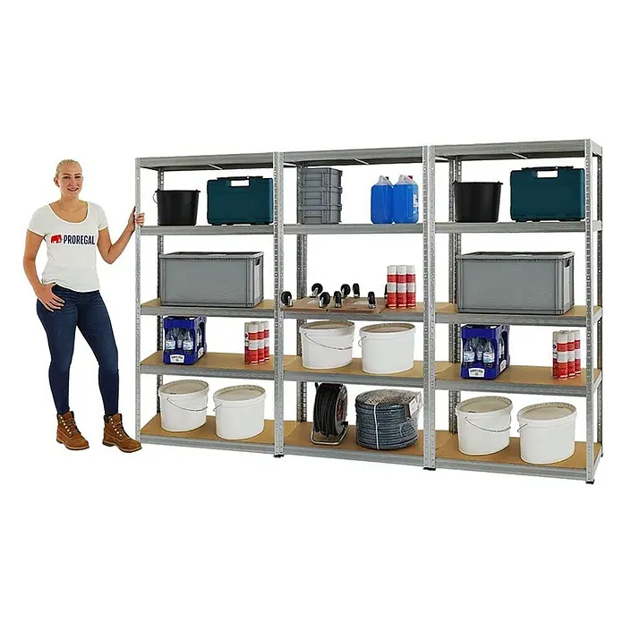 MegaDeal 3xSchwerlastregal Slim Elephant S 180x90x45 5 Böden 350kg Verzinkt -  - Frau steht neben großem silbernen Metallregal, das seine Lagerkapazität und Größe zeigt. Regale sind mit Haushalts- und Garagenartikeln gefüllt.