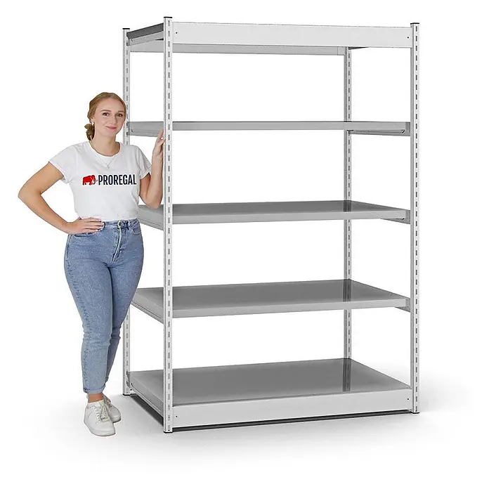 Proregal Schwerlastregal MAGNUS Vierkant-Profil Stecksystem - H x B x T: 200 x 132,5 x 80 cm, Traglast pro Boden: 200 kg, Anzahl Böden: 5 Stk., Stecken, Lichtgrau/Verzinkt - Weißes Metallregal mit fünf Ablagen, mit Person zur Größenveranschaulichung.