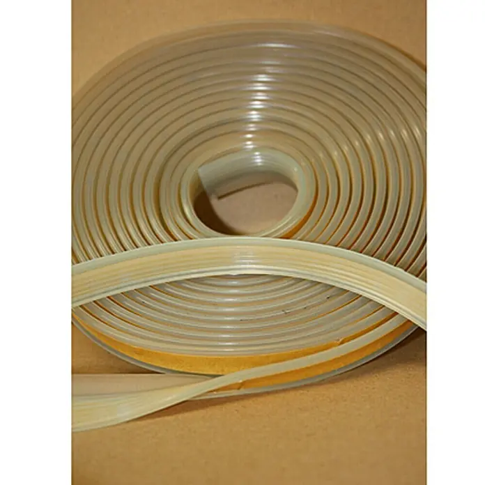 Dichtlippe - 4,5 m, Transparent - Eine Rolle transparenter, selbstklebender Dichtungsstreifen. Ideal zum Abdichten von Fenstern und Türen, um Zugluft und Lärm zu reduzieren.