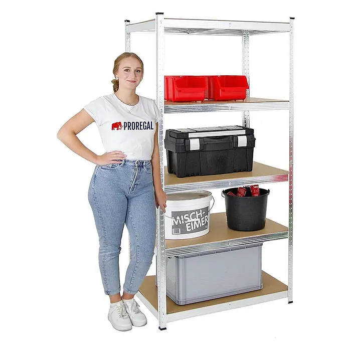 PROREGAL Schwerlastregal Ragnar HxBxT 180 x 90 x 60 cm 5 MDF-Platten-Ebenen Fachlast 175 kg Verzinkt -  - Verzinktes Metallregal mit fünf holzfarbenen Böden, beladen mit Aufbewahrungsgegenständen, gezeigt mit einer Frau zur Größenreferenz.