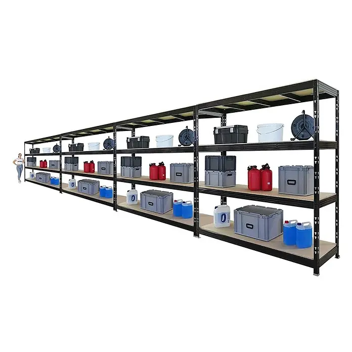 Mega Deal | 4x Profi Schwerlastregal Rhino | HxBxT 200x200x60cm | 4 Spanplatten-Ebenen 16mm | Fachlast 500kg | Schwarz -  - Langes, schwarzes Metallregal mit Holzablagen, gefüllt mit Lagerbehältern. Eine Person zeigt die Größe.