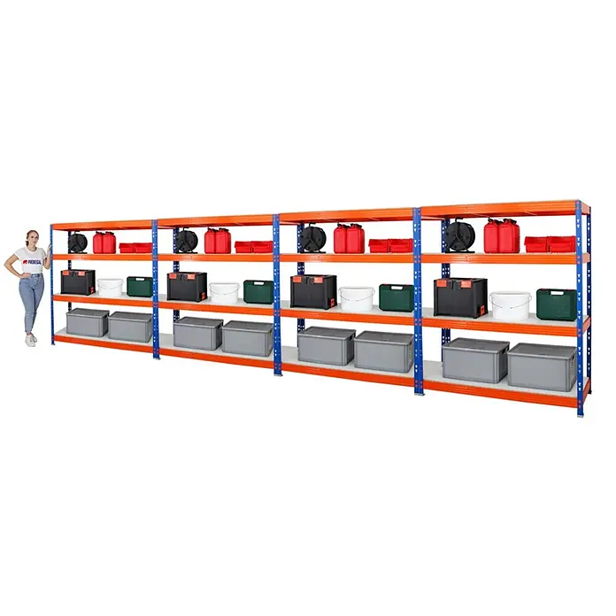 MegaDeal 4xProfi Schwerlastregal Rhino 180x160x60 4 Böden 500kg Blau-Orange -  - Langes Metallregal mit orangefarbenen Böden und blauen Stützen, gefüllt mit Lagerartikeln. Eine Frau gibt Maßstab an.