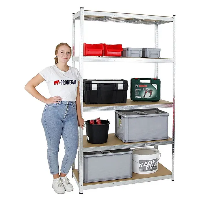 Schwerlastregal Giant Ragnar 200x120x50cm 5 MDF-Ebenen 175 kg Verzinkt -  - Hohes verzinktes Metallregal mit 5 Holzablagen, eine Frau steht daneben zur Größenreferenz.