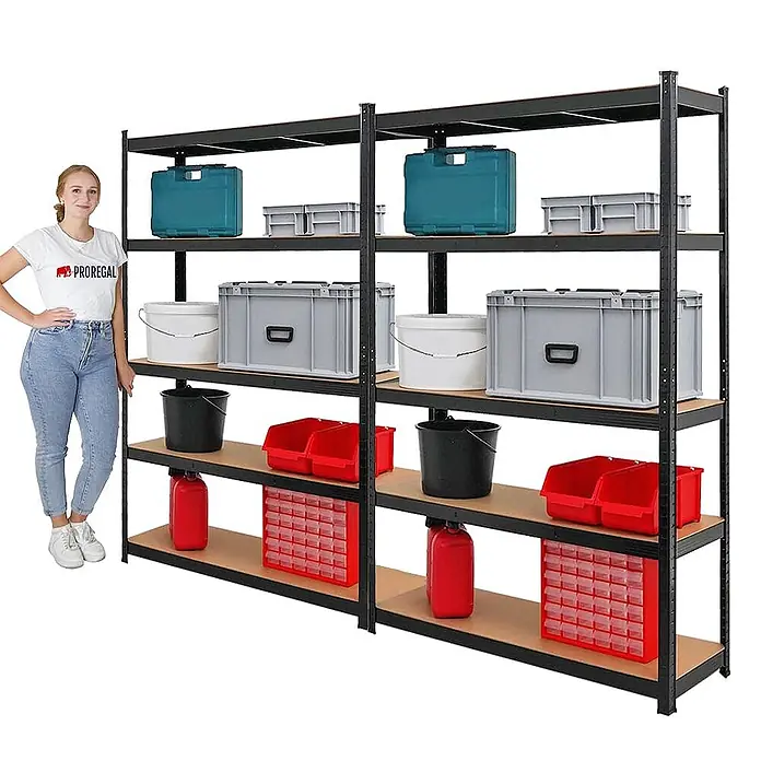 Set Deal 2x Schwerlastregal Ragnar 180x120x40cm 5 MDF-Ebenen 175kg Schwarz -  - Schwarzes Metallregal mit Holzböden, gefüllt mit Aufbewahrungsboxen. Eine Person steht daneben zum Größenvergleich.