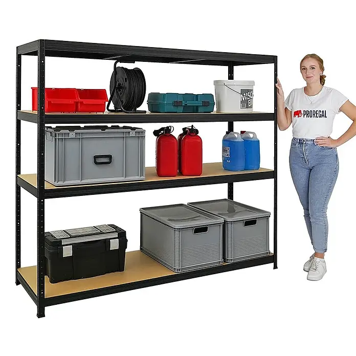 Schwerlastregal Giant Elephant | HxBxT 160x180x60cm | Fachlast 200kg | Schwarz -  - Schwarzes Metallregal mit Holzböden, gefüllt mit Lagerboxen und Werkzeugen. Eine Frau steht daneben als Größenvergleich.