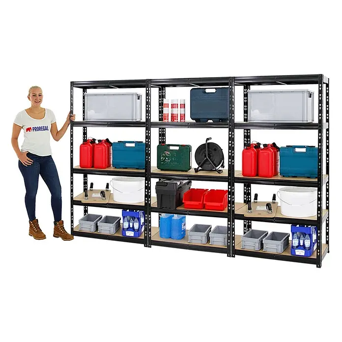 Mega Deal | 3x Schwerlastregal Tiger | HxBxT 180x90x45 cm |  Fachlast 265kg | Schwarz -  - Dunkelgraues Metallregal mit fünf Ebenen, bestückt mit verschiedenen Gegenständen. Eine Frau steht daneben und zeigt seine Größe an.
