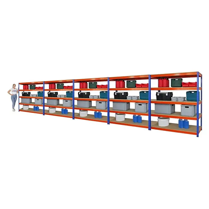 Mega Deal | 5x Profi Schwerlastregal BISON | HxBxT 200x180x60cm | 5 Fachböden | Fachlast 600kg | Blau-Orange -  - Langes, mehrstufiges Regal aus orangefarbenem und blauem Metall mit Holzbrettern, gefüllt mit Lagerartikeln, und eine Frau zum Größenvergleich.