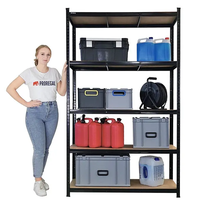 Schwerlastregal Giant Ragnar 200x120x50cm 5 MDF-Ebenen 175kg Schwarz -  - Schwarzes Metallregal mit fünf Ablagen und Lagerartikeln. Eine Frau steht daneben zur Größenangabe.
