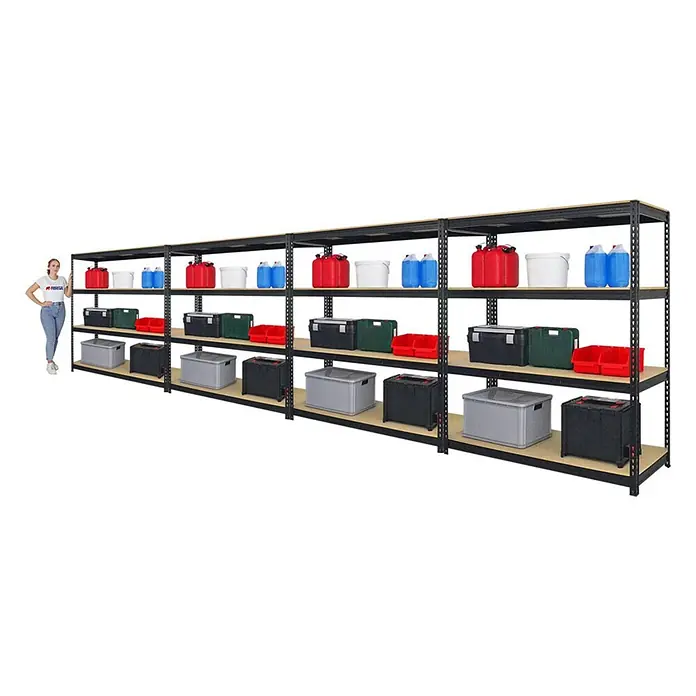 Mega Deal | 4x Profi Schwerlastregal BISON | HxBxT 200x180x60cm | 4 Fachböden | Fachlast 600kg | Schwarz -  - Langes schwarzes Metallregal mit Holzbrettern, gefüllt mit diversen Lagerartikeln. Eine Frau steht daneben zur Größenreferenz.