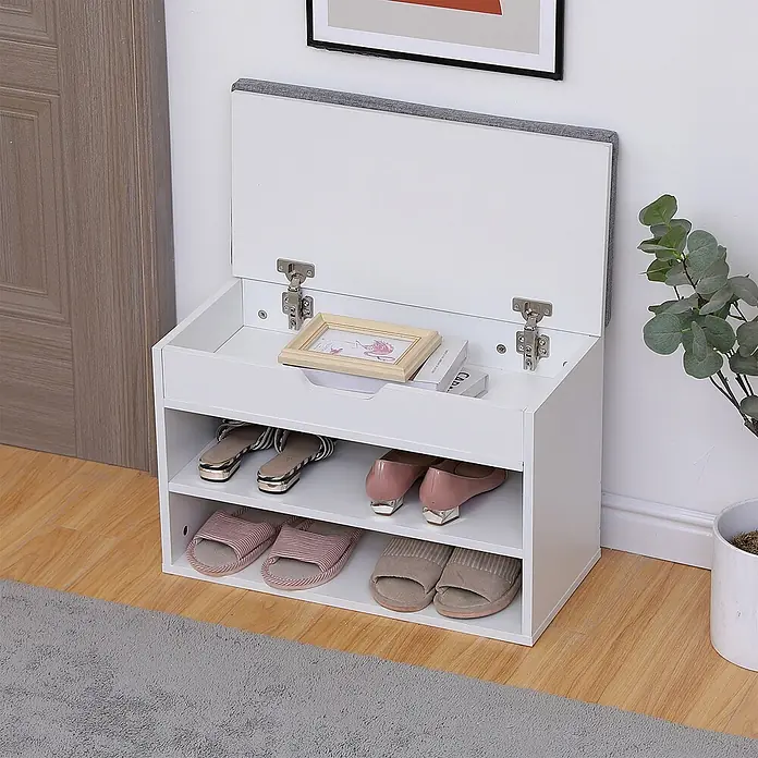 Schuhmöbel mit zwei Fächern und weißer Truhe ALAN -  - Weißer Schuhschrank mit grauem, gepolstertem Klappdeckel, als Flurbank mit Stauraum und zwei offenen Schuhregalen.