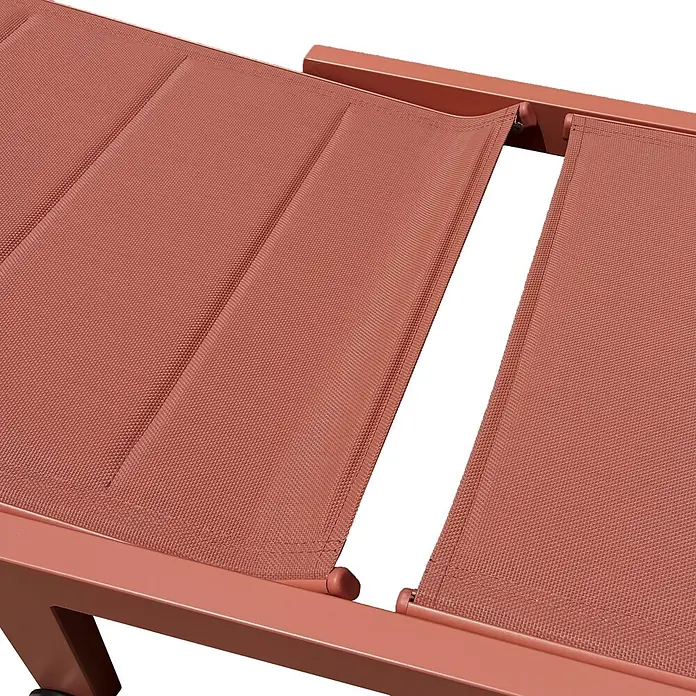 Happy Garden Gartenliege BARBADOS - Terracotta, Kunststoff, Rückenlehne verstellbar - Terracotta-farbener Outdoor-Liegestuhl aus atmungsaktivem Netzgewebe auf einem Metallrahmen, mit einem Spalt zwischen den Segmenten.