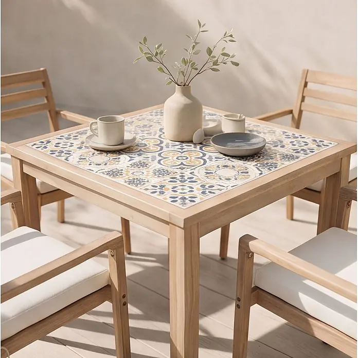 Set aus Gartentisch und -stühlen für 4 Personen aus Akazienholz und Keramik FARO -  - Outdoor-Essgruppe: quadratischer Holztisch mit gemusterter Fliesenplatte und vier Holzstühle mit weißen Polstern.